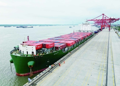 南京港乐成靠泊最大内贸集装箱船 "江远集2"轮，为客户带来全新物流体验