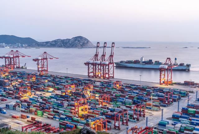 什么是集装箱码头？？？集装箱码头的界说、功效和组成