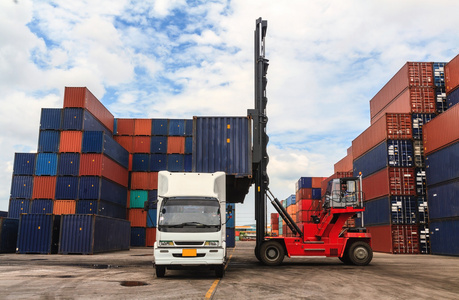 内贸物流中，，，海运和陆运该怎么选。？？