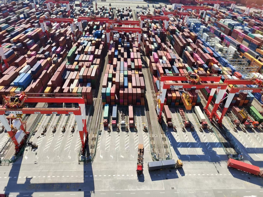 洋山港吞吐量立异高，，上海港稳居全球第一彰显外贸“硬实力”