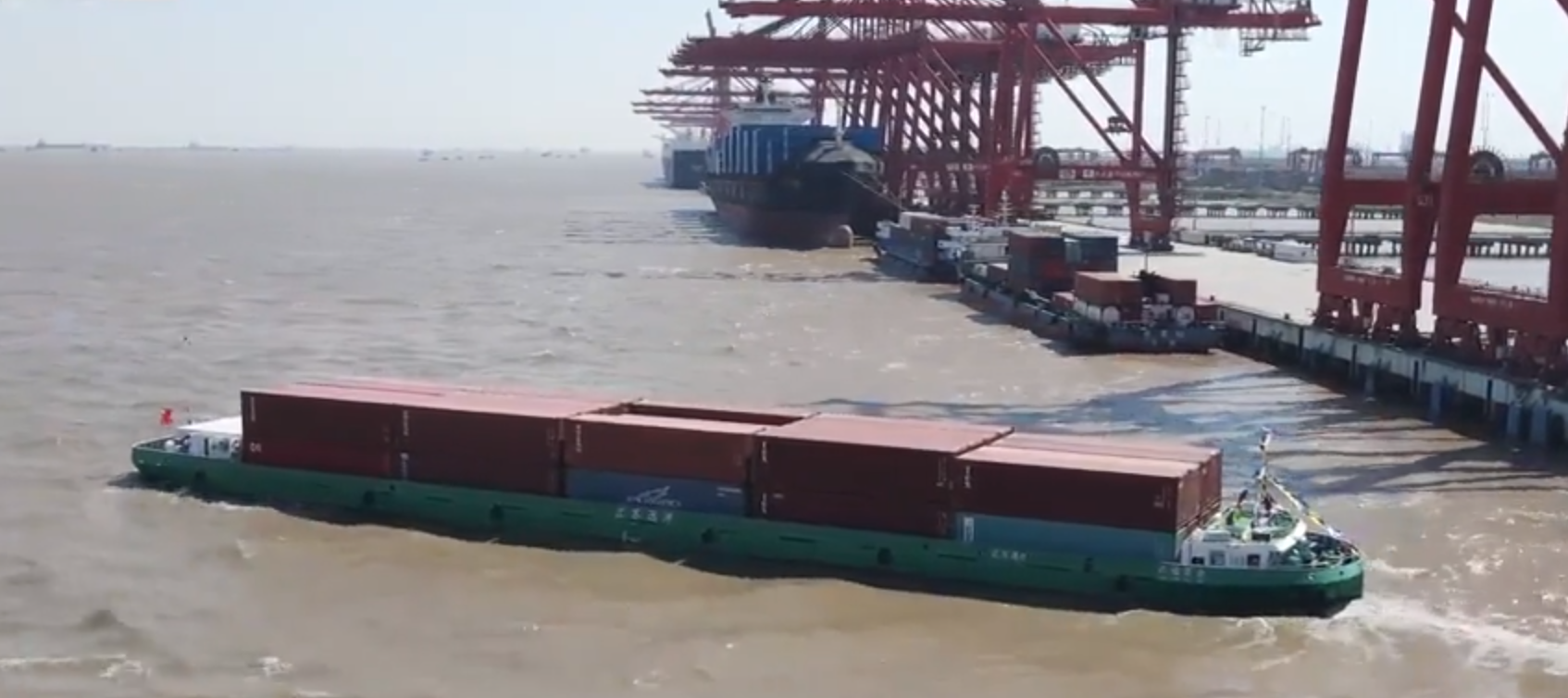 内贸海运首航！我国首艘纯电集装箱船下水