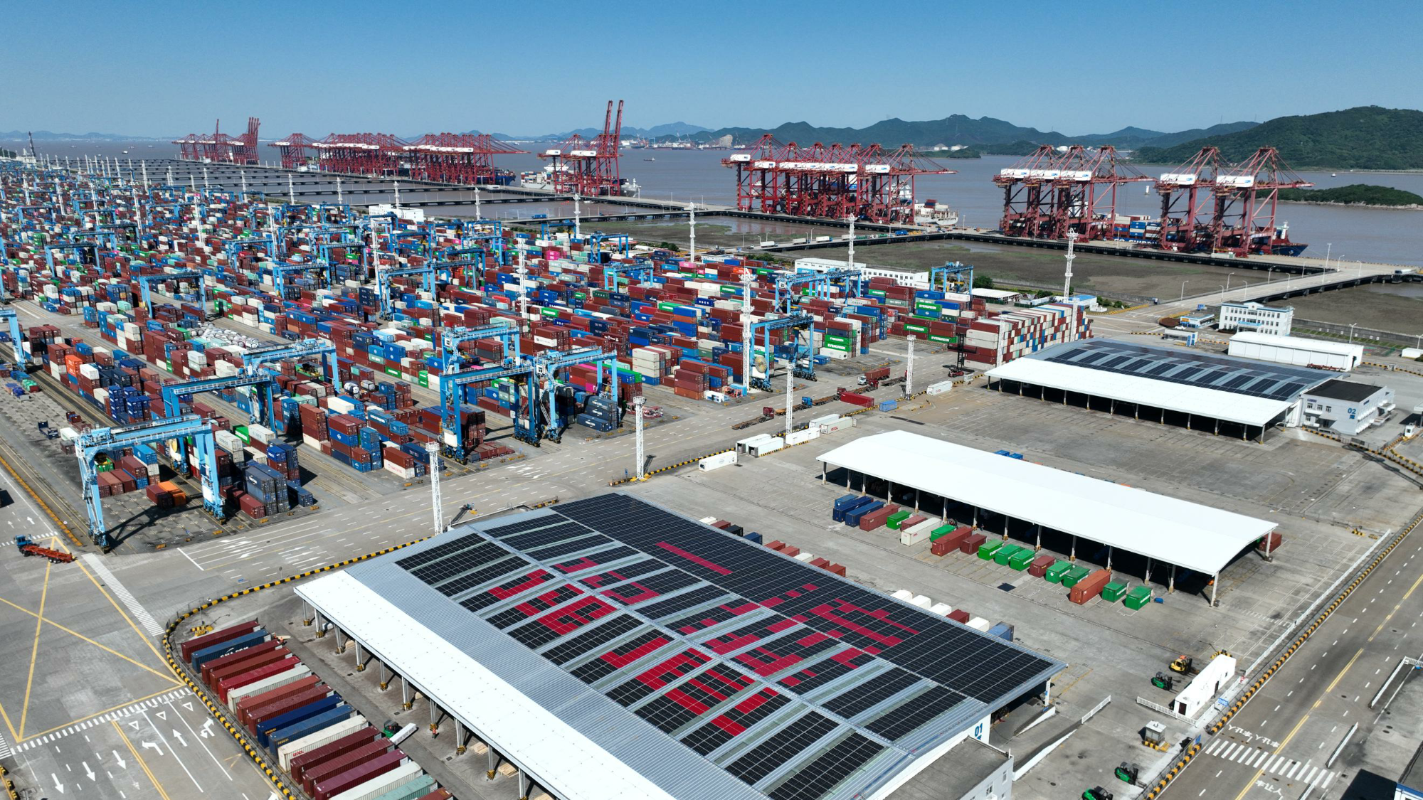 宁波舟山港2025年集装箱吞吐量突破3000万标箱，，创历史新高