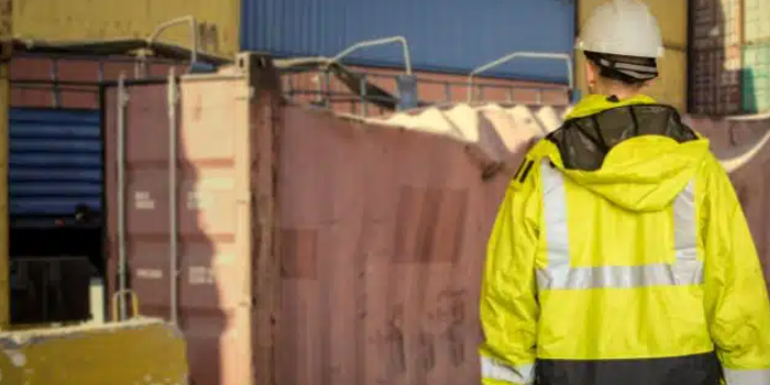 有什么原因导致海运集装箱运输途中损坏？